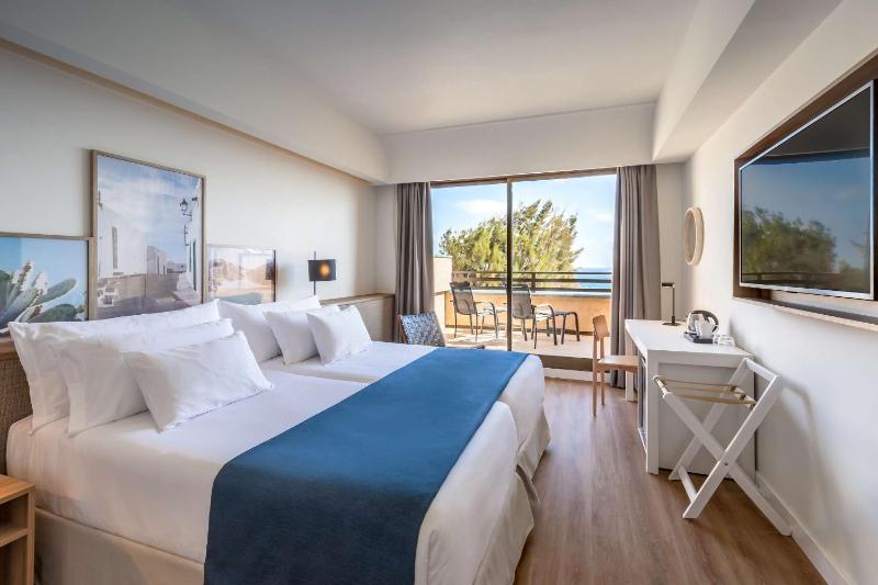 Double or Twin Room with Sea View image 3