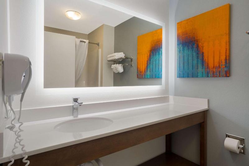 King Suite - Non-Smoking image 2