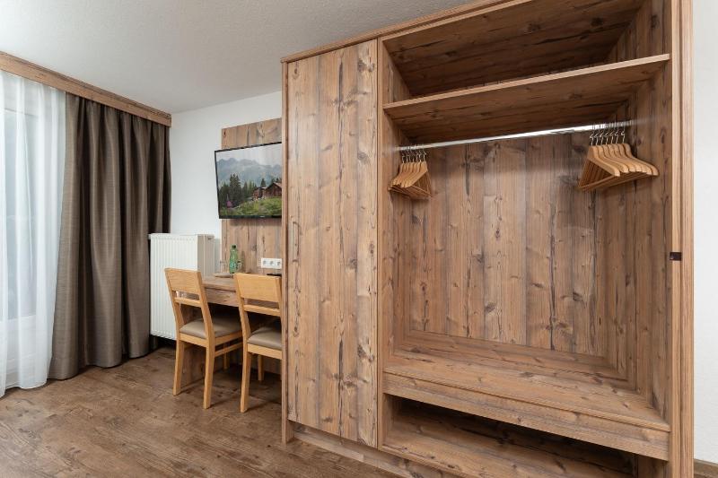 Double Room with Balcony image 4