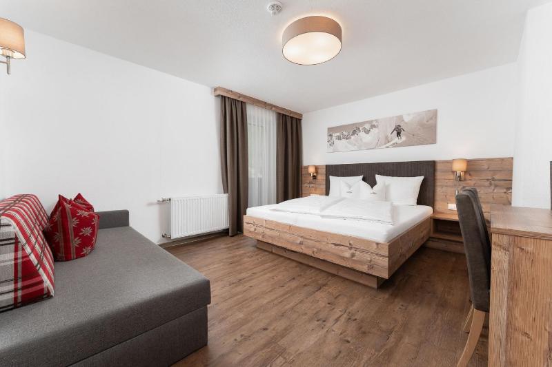 Triple Room with Balcony image 3