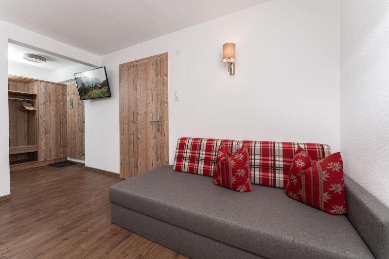Triple Room with Balcony image 4