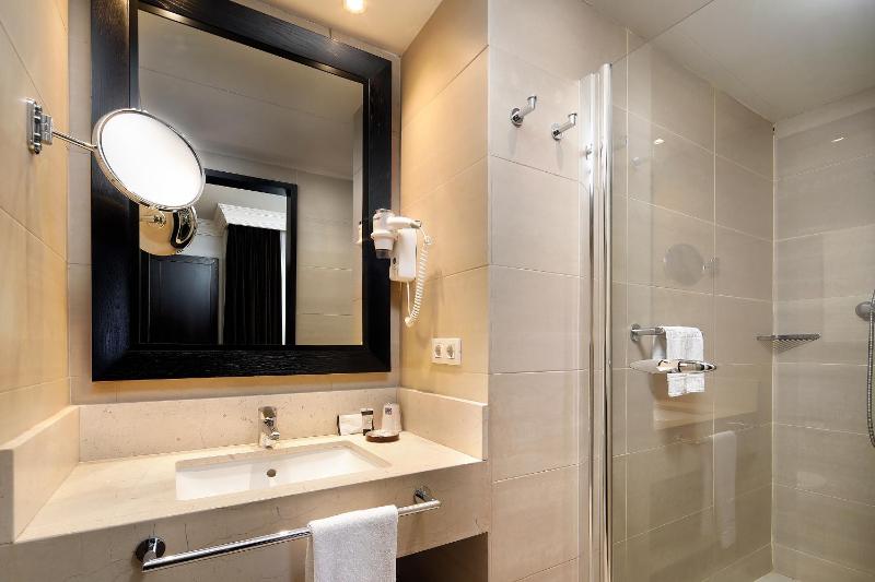 Basic Double Room (1 or 2 beds) image 1