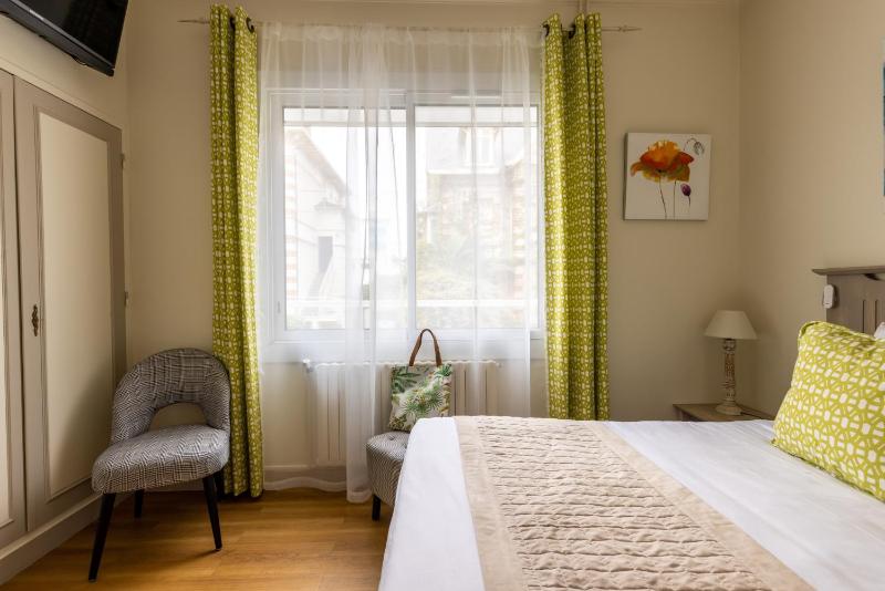 Standard Double Room with Courtyard View image 3