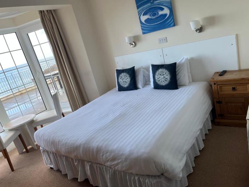 Double Room with Sea View image 4