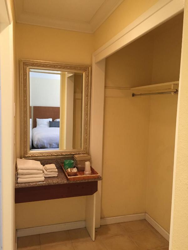 Deluxe Queen Room with Two Queen Beds - Non-Smoking image 3