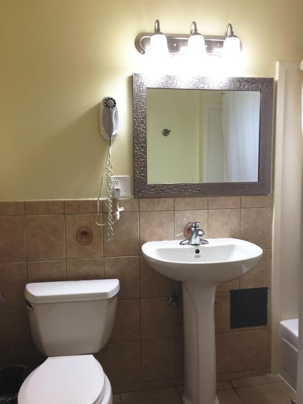 Deluxe Queen Room with Two Queen Beds - Non-Smoking image 2
