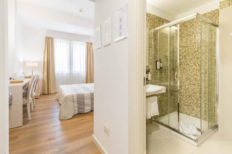 Double or Twin Room image 4