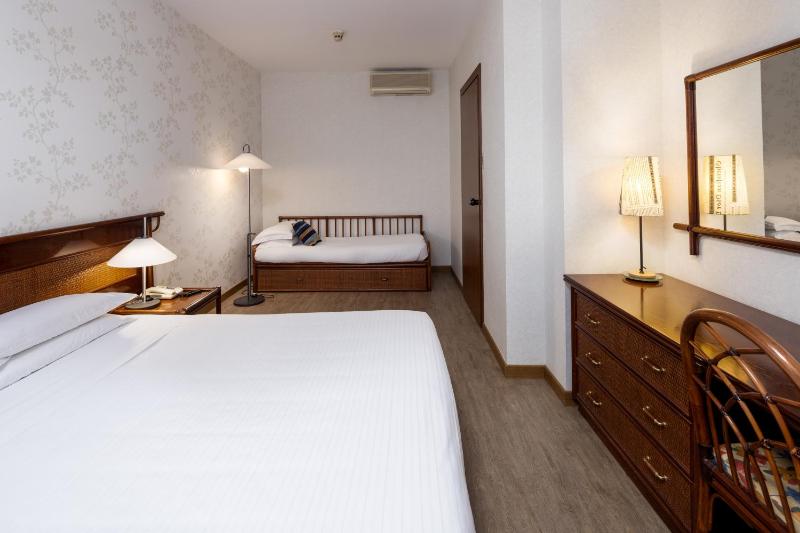 Triple Room with 1 Queen and 1 Single Bed image 3