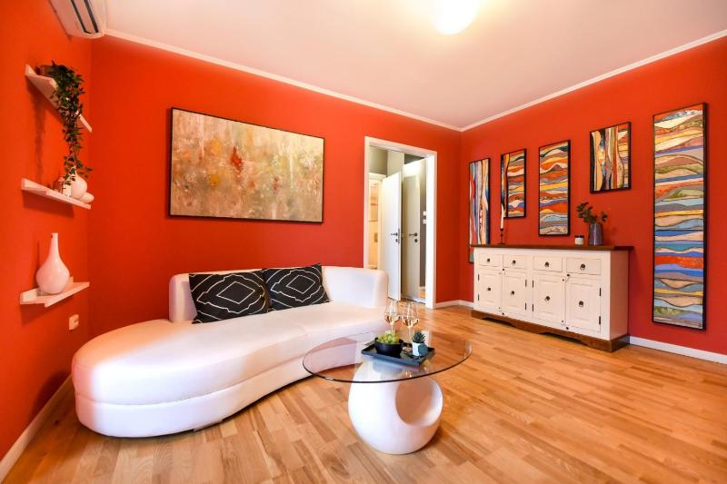 Downtown Oasis: Central Apartments with Cozy Charm - image 9