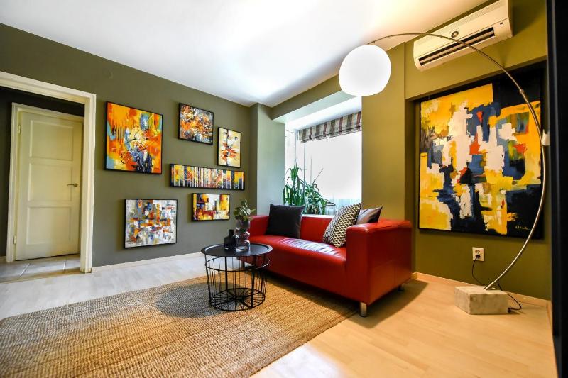 Downtown Oasis: Central Apartments with Cozy Charm - image 11