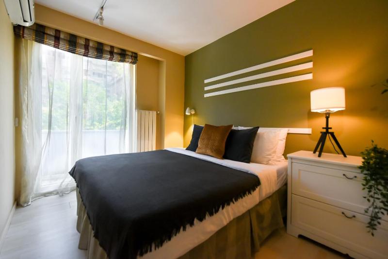 Downtown Oasis: Central Apartments with Cozy Charm - image 10