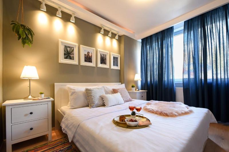 Downtown Oasis: Central Apartments with Cozy Charm - image 8