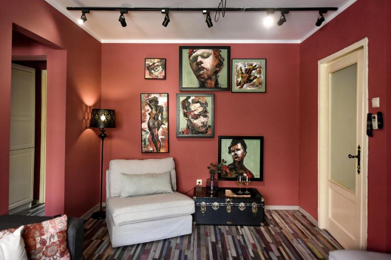 Downtown Oasis: Central Apartments with Cozy Charm - image 12