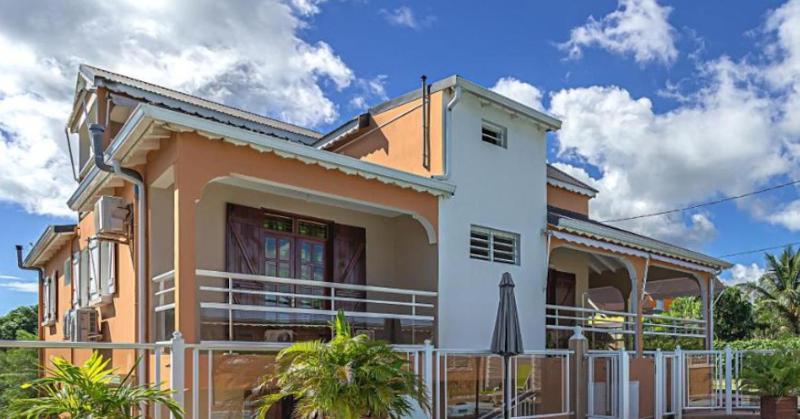 Appartement charmant à Le Moule avec piscine partagée - image 1