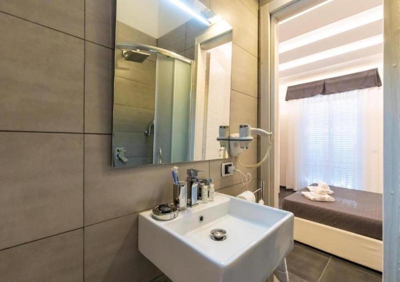 Economy Double Room image 3