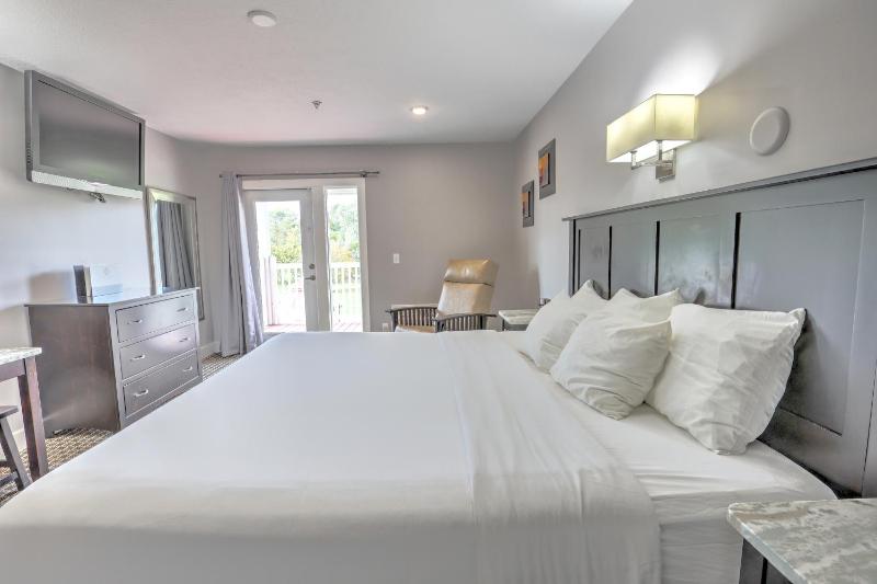 Deluxe King Room image 2