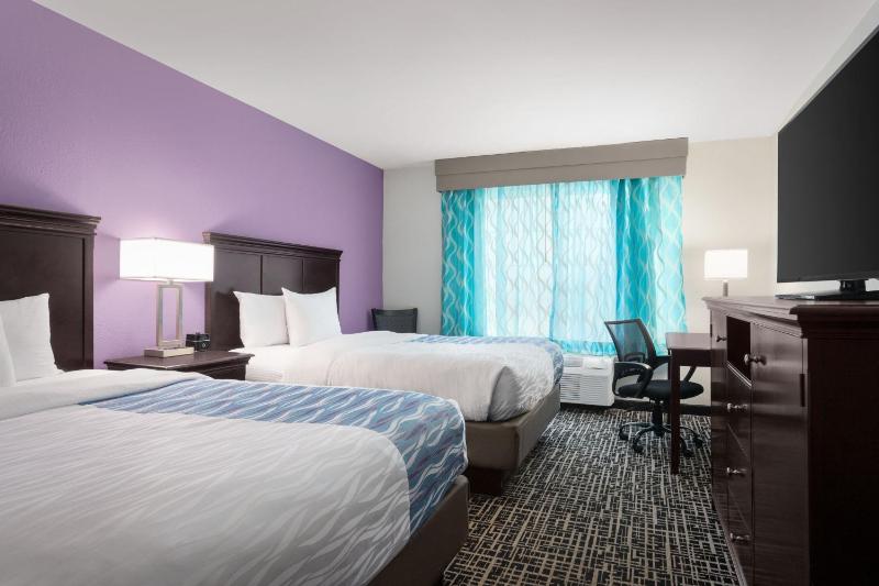 Queen Room with Two Queen Beds - Non-Smoking image 2