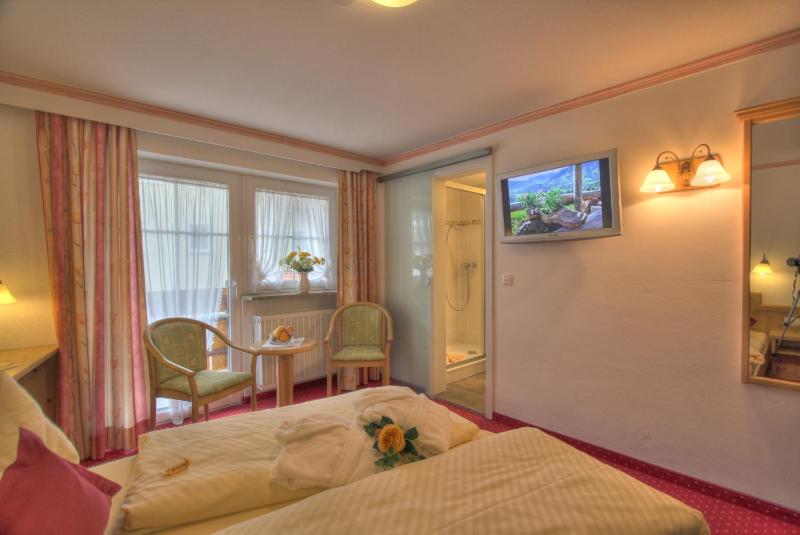 Small Double Room image 3