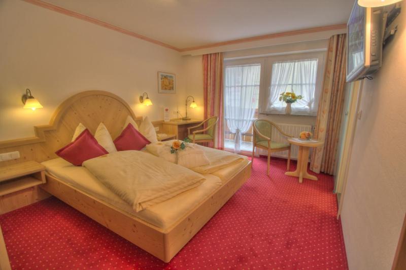 Small Double Room image 4