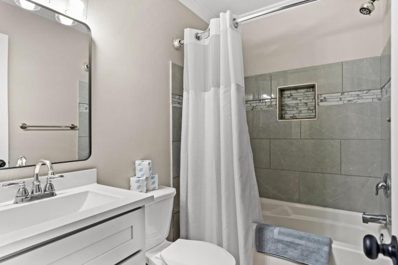 Dry Dock Inn - image 18