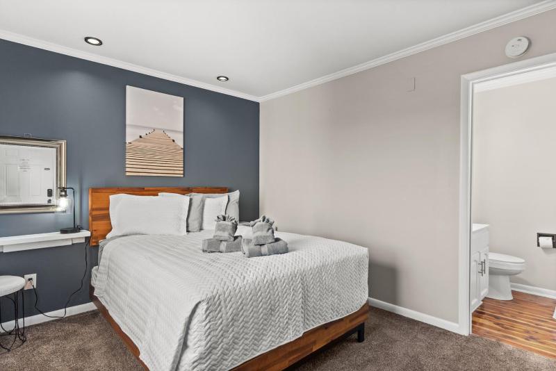Dry Dock Inn - image 44