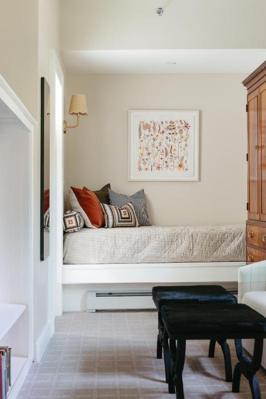 Superior King Room image 3