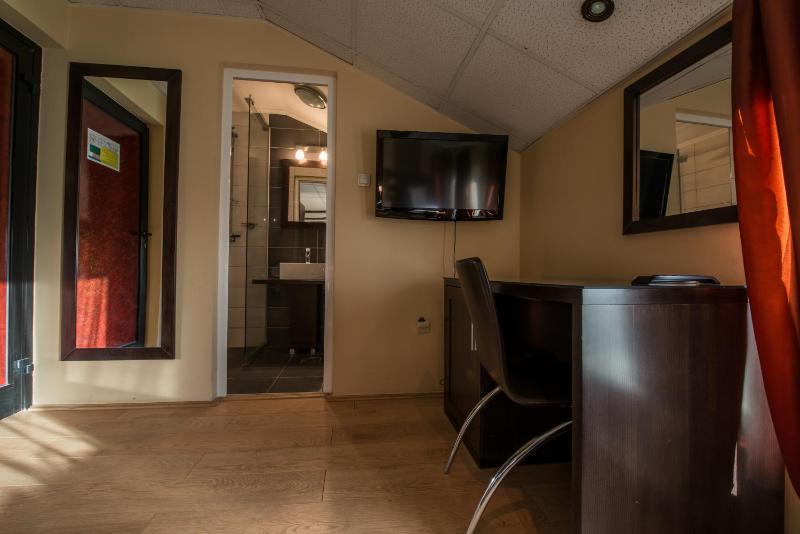 Twin Room image 4
