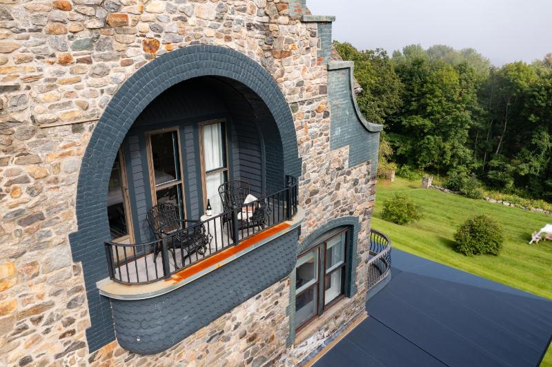 King Room with Balcony image 2
