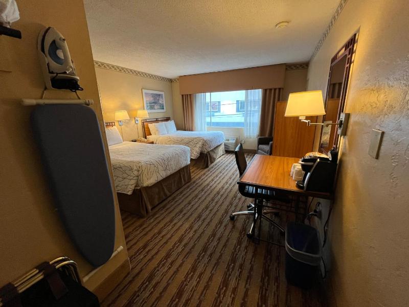 Queen Room with Two Queen Beds - Non-Smoking image 2