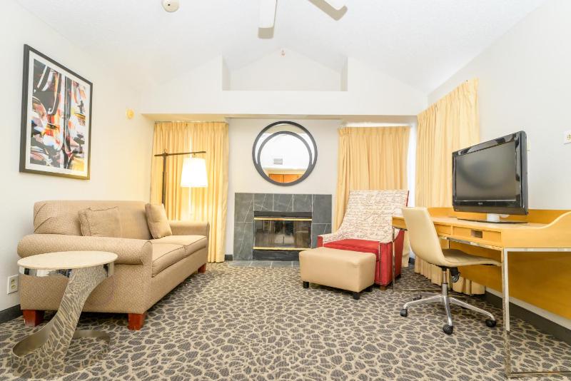 Queen Room - Disability Access image 2