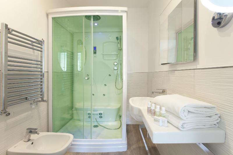 Deluxe Triple Room image 3