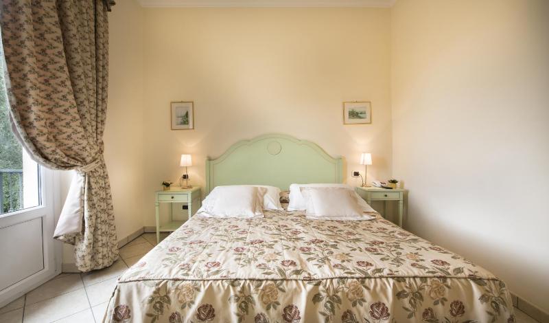 Double Room with Balcony and Lake View image 2