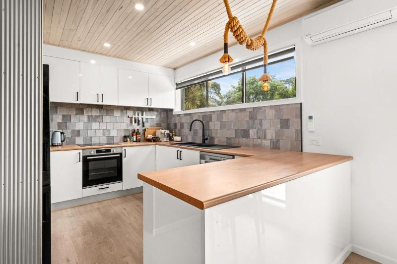 Island Breeze Beach House - image 4