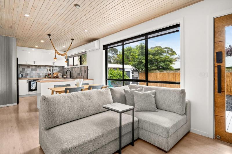 Island Breeze Beach House - image 12