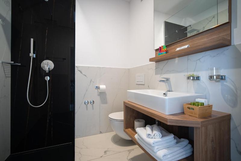 Deluxe Double Room with Side Sea View image 1