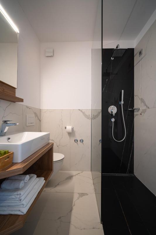 Deluxe Double Room with Side Sea View image 3