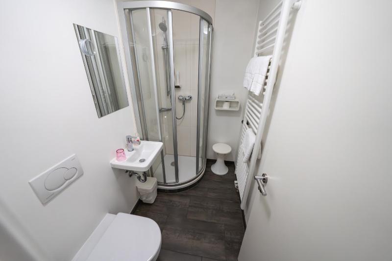 Very Small Single Room image 2