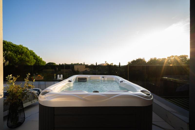 King Suite with Jacuzzi on the Terrace and Sea View image 3