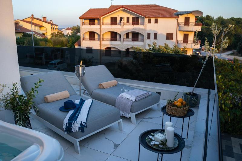 King Suite with Jacuzzi on the Terrace and Sea View image 2