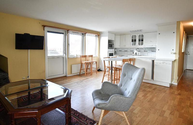 Three-Bedroom Apartment with Sea View image 3