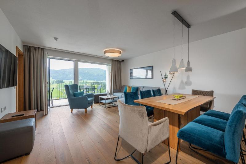 Superior Three-Bedroom Apartment with Mountain View image 1