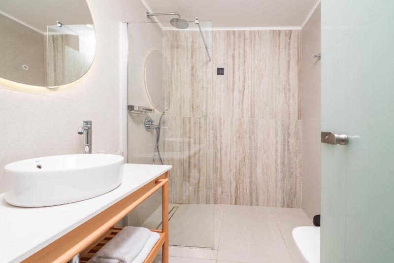 One-Bedroom Suite image 2