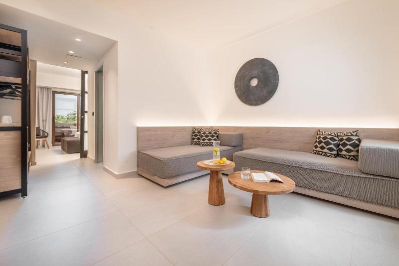 One-Bedroom Suite with Sea View image 4