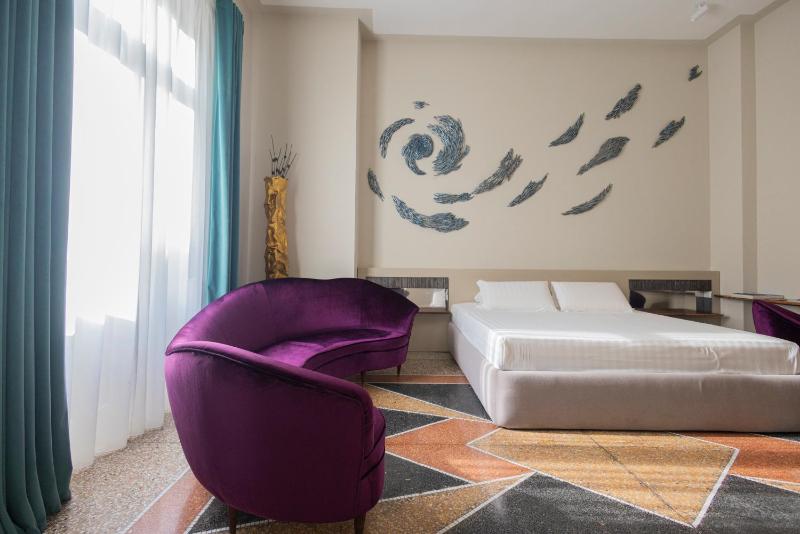 Deluxe King Room image 2