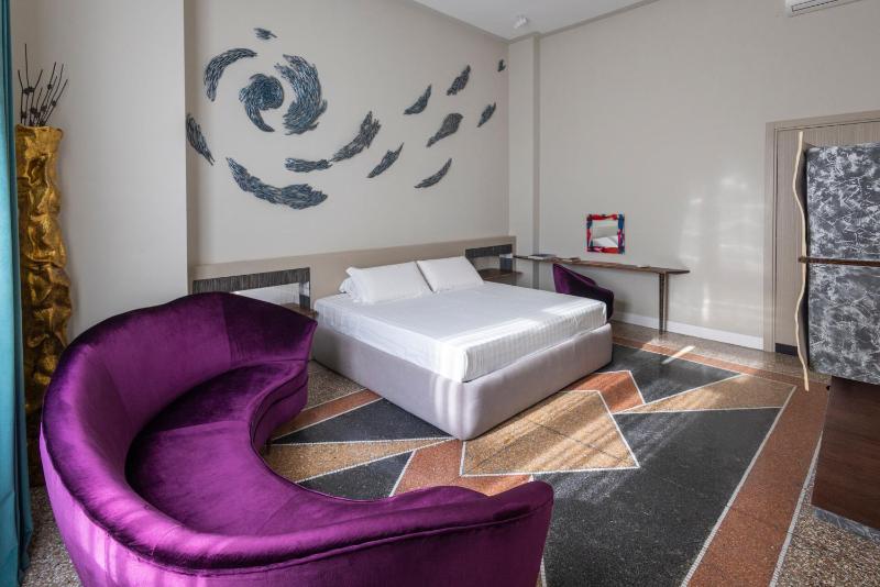 Deluxe King Room image 1