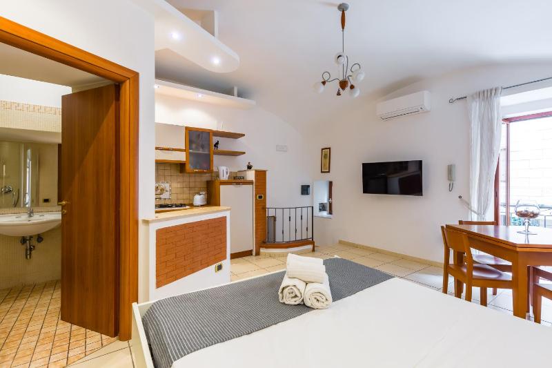 Tolentino Studio Flat by Napoliapartments - image 10