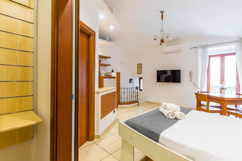Tolentino Studio Flat by Napoliapartments - image 15