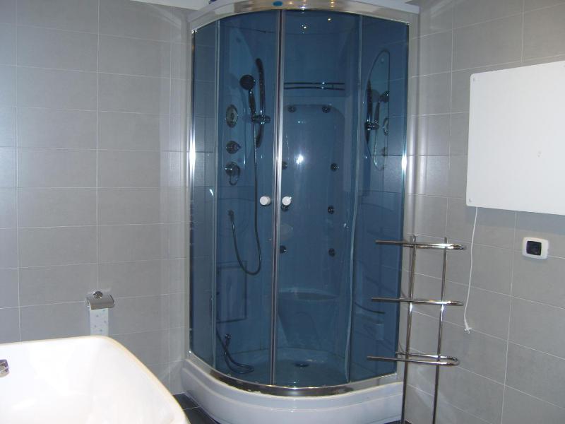 Quadruple Room with Private Bathroom image 3