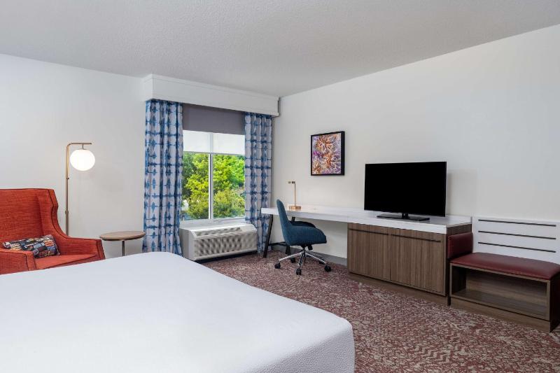 King Room with Accessible Tub - Mobility Access image 3