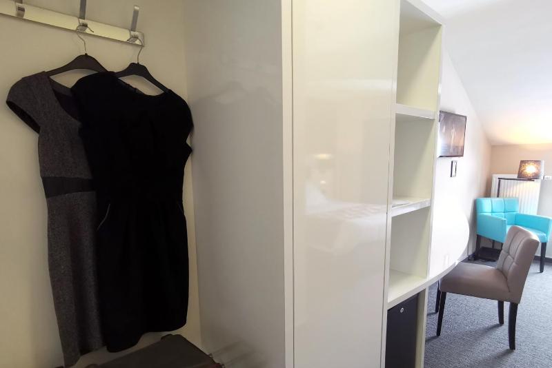 Twin Room image 4